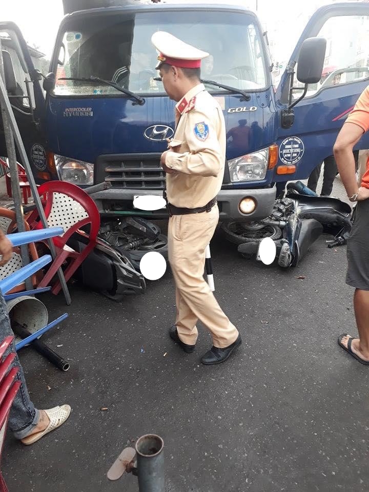 Lực lượng chức năng nhanh ch&oacute;ng c&oacute; mặt tại hiện trường để xử l&yacute; vụ việc