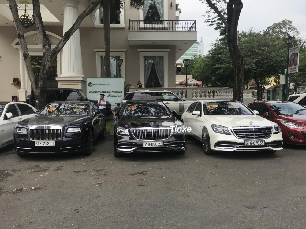 Bộ 3 xe siêu sang đắt tiền gồm Rolls-Royce Wraith và cặp Mercedes-Maybach S-Class