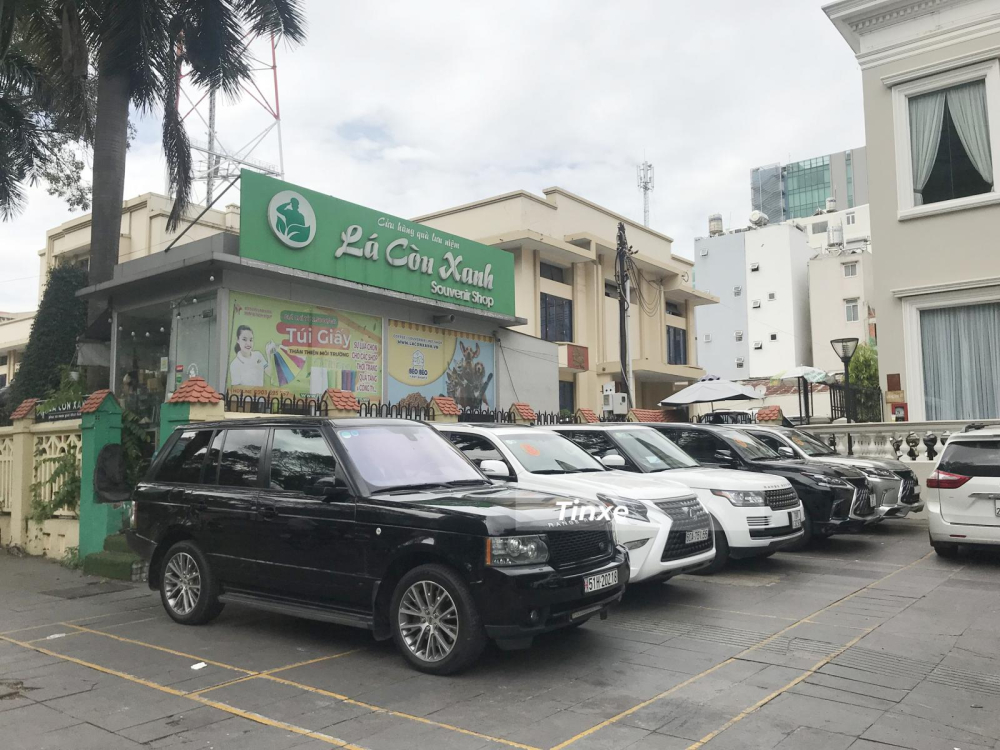 Một dàn xe SUV hạng sang của Range Rover và Lexus tham dự vào lễ ăn hỏi của Phan Thành