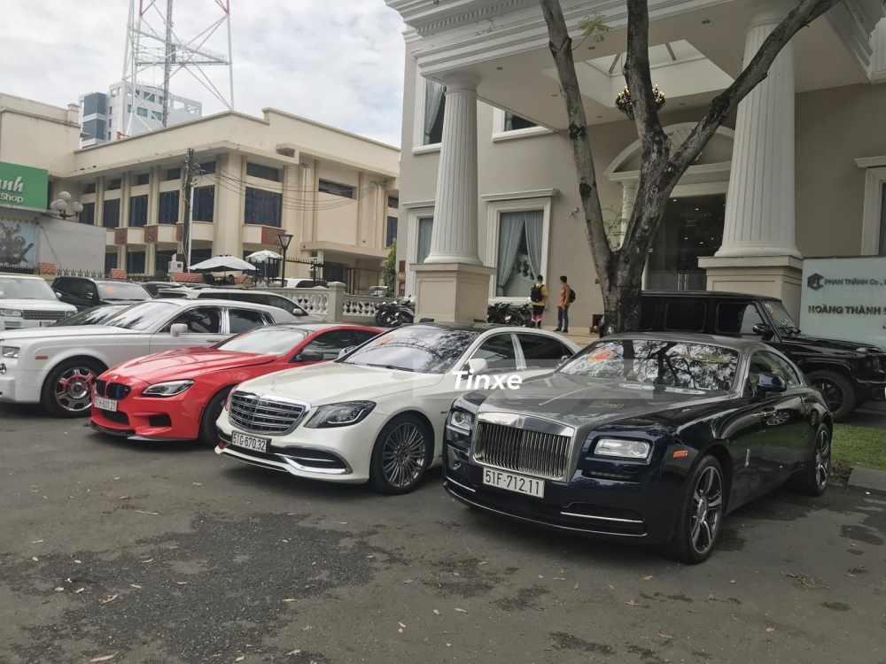 Rolls-Royce Phantom màu trắng ngoài cùng bên trái, ngoài ra là một chiếc xe BMW cùng Mercedes-Maybach S450 và Rolls-Royce Wraith của Phan Thành
