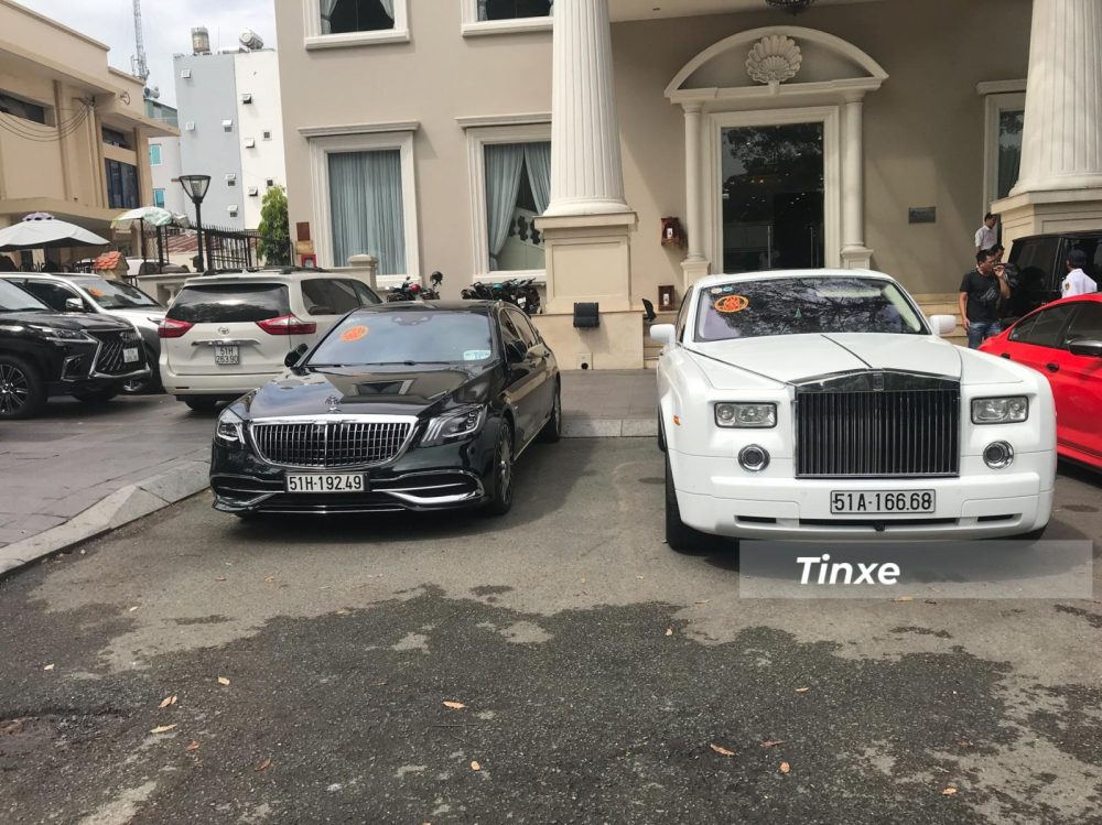 Mercedes-Maybach S450 4Matic đời mới của Phan Hoàng và kế bên là Rolls-Royce Phantom của bố Phan Thành