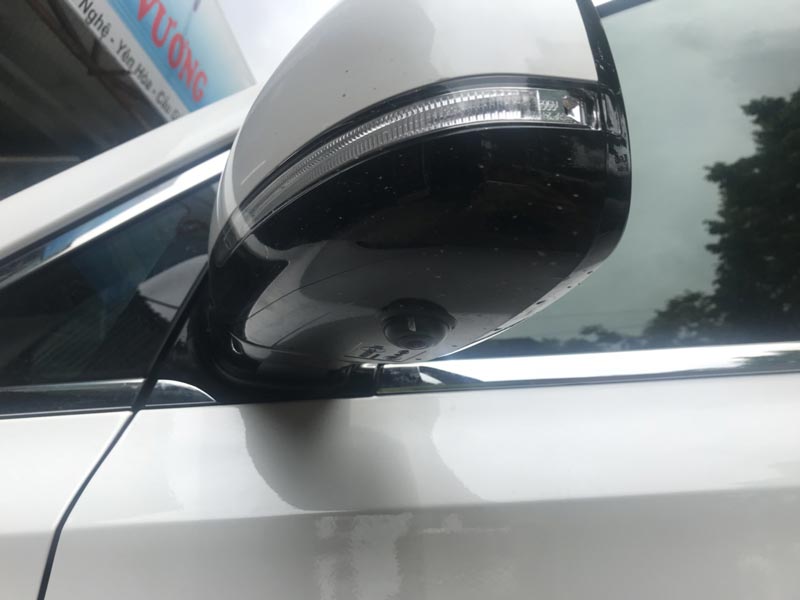 Camera cập lề được lắp phía dưới gương bên phải (bên phụ). Camera cập lề được lắp phía dưới gương bên phải (bên phụ).