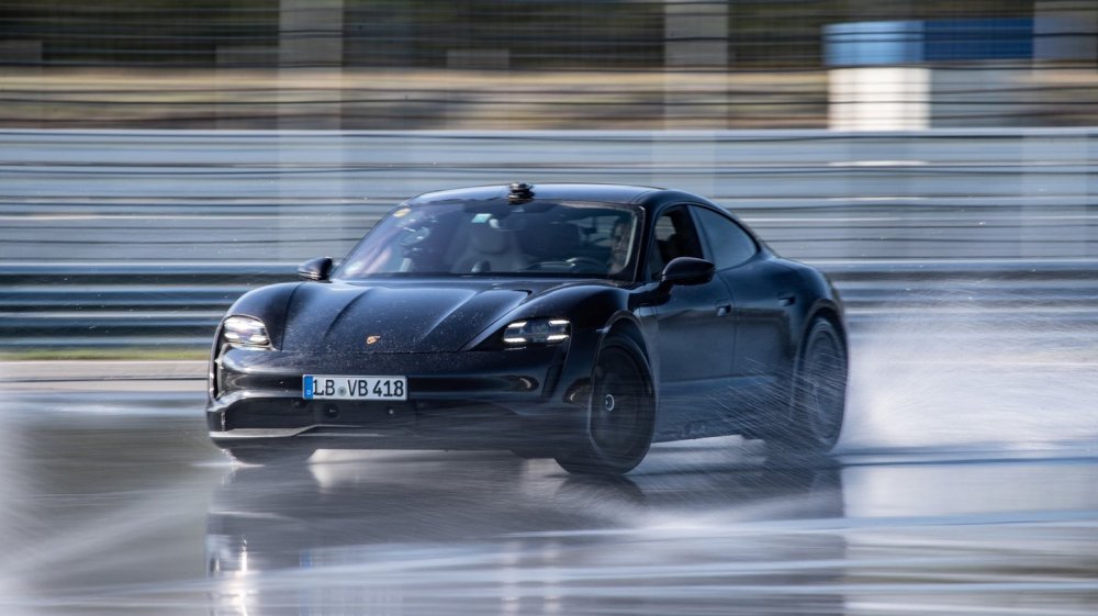 Chiếc Porsche Taycan đã drift liên tục trong 55 phút, đi hết quãng đường hơn 42 km