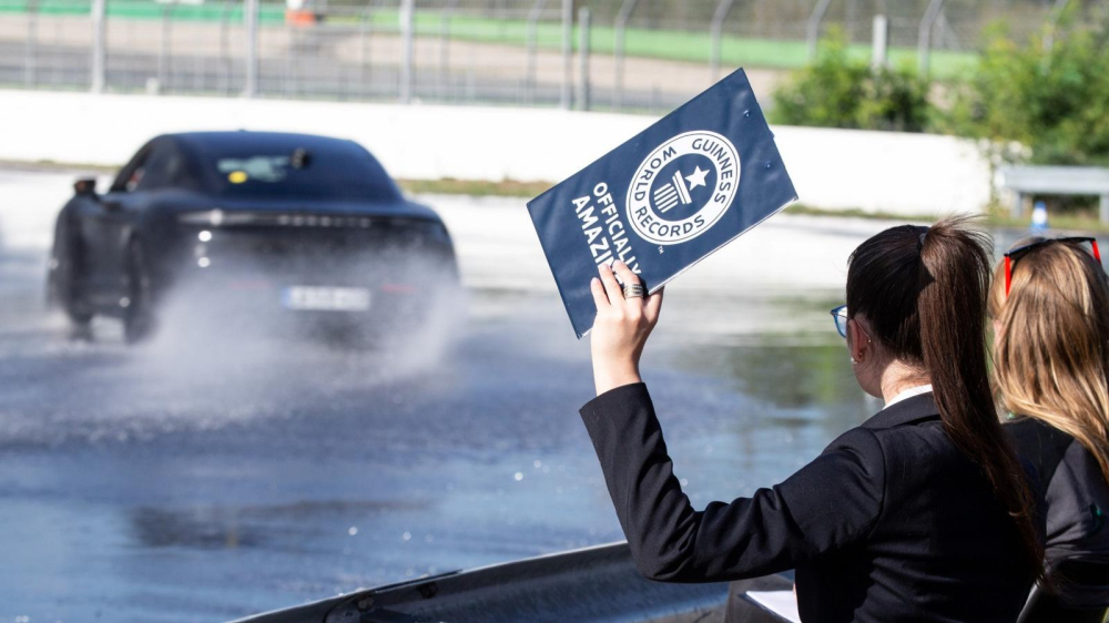 Porsche có mời đến hiện trường một trọng tài chính thức của tổ chức Kỷ lục Guinness Thế giới