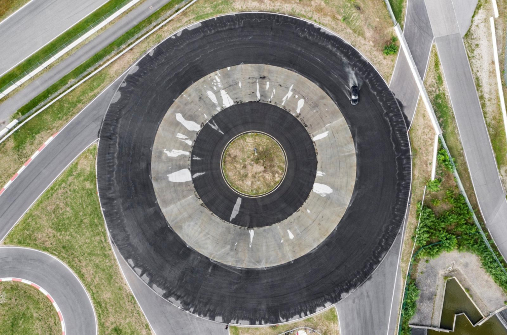 Một vòng drift tại Porsche Experience Center Hockenheimring như thế này là khoảng 200 mét