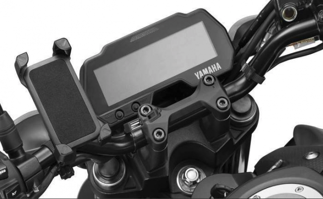 Yamaha MT-15 2021 được trang bị thêm bộ cổng sạc USB và giá đỡ điện thoại