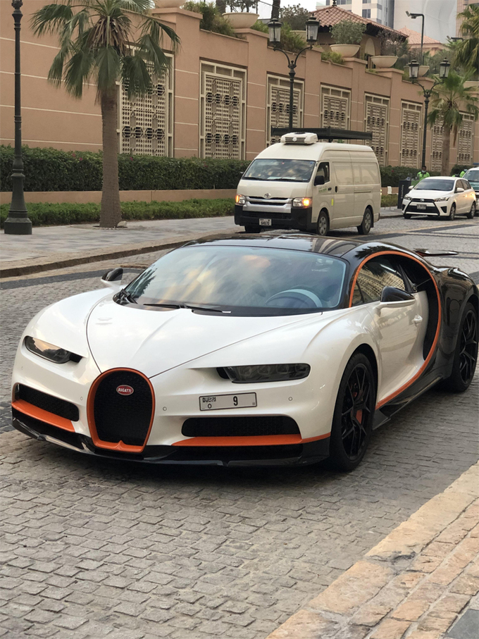 Chiếc si&ecirc;u xe Bugatti Chiron Sport đeo biển số đắt hơn cả gi&aacute; trị xe