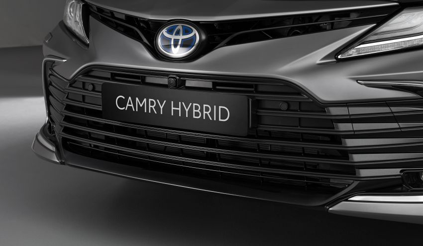 Hốc gi&oacute; trung t&acirc;m v&agrave; lưới tản nhiệt tr&ecirc;n của Toyota Camry Hybrid 2021