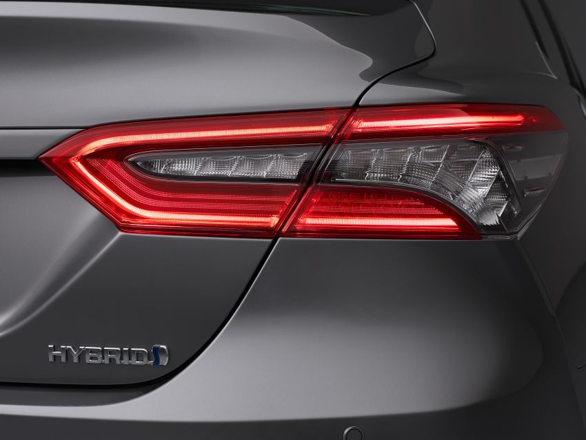 Cụm đ&egrave;n hậu mới của Toyota Camry Hybrid 2021