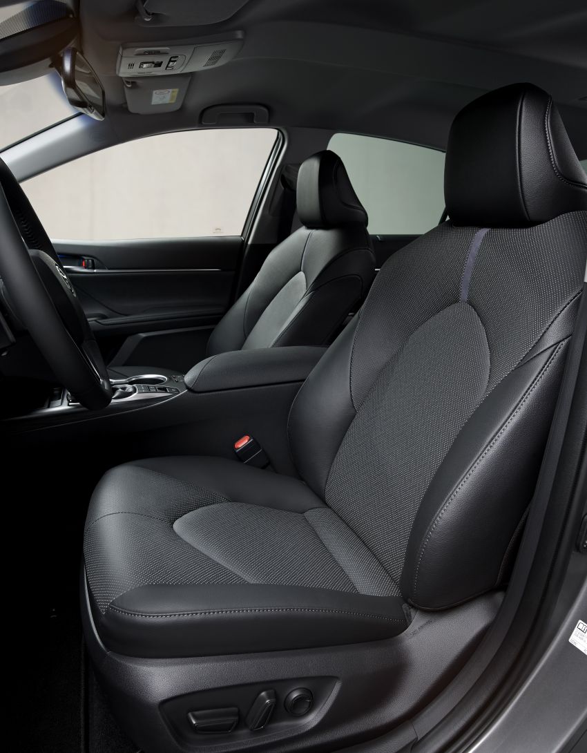 Ghế trước của Toyota Camry Hybrid 2021