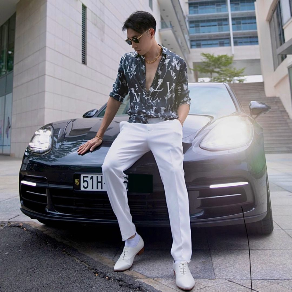 Trước khi bị bắt vì tội lừa đảo 57 tỷ đồng, Jason Nguyễn thường xuyên chia sẻ cuộc sống sang chảnh của mình trên mạng xã hội với chiếc xe Porsche Panamera