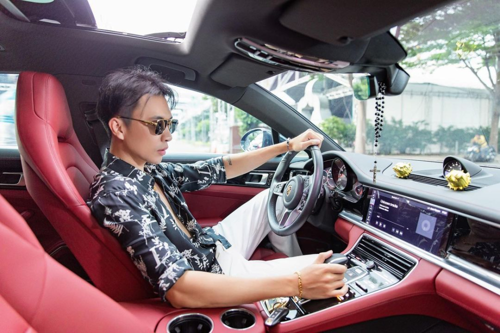 Jason Nguyễn sau vô lăng Porsche Panamera hơn 5 tỷ đồng