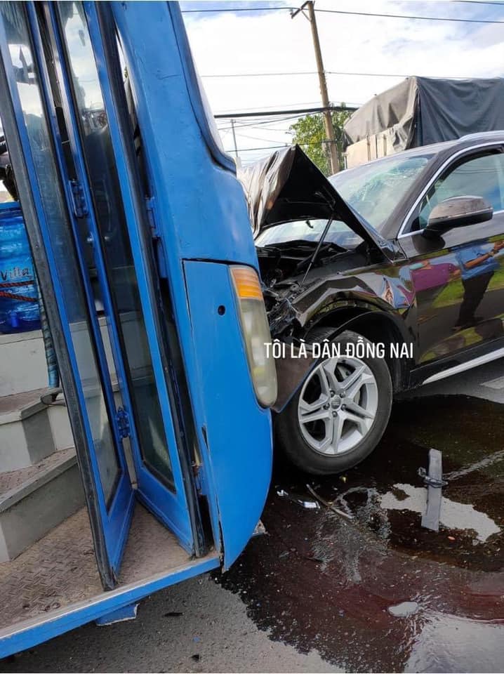 Cả hai xe hư hỏng kh&aacute; nặng nề, dầu tr&agrave;n xuống mặt đường