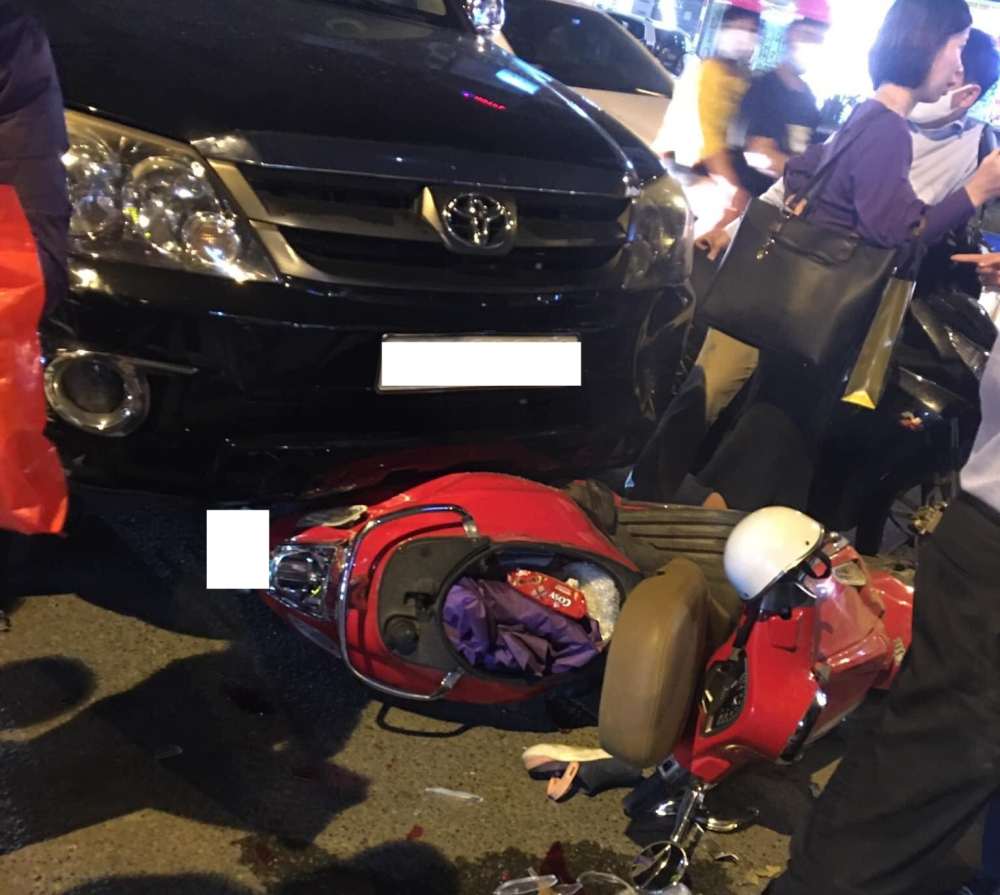 Chiếc xe tay ga bị xe Toyota Fortuner đè lên