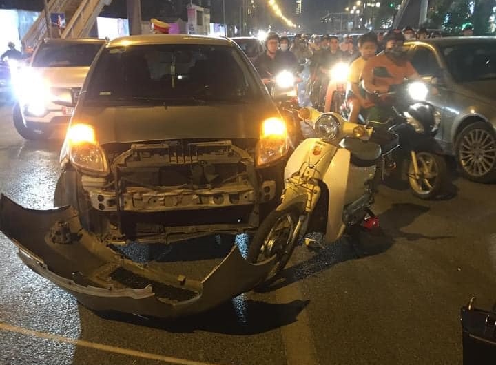 Một chiếc ô tô bung dàn áo cũng như cản va trước sau khi bị xe Toyota Fortuner tông trúng