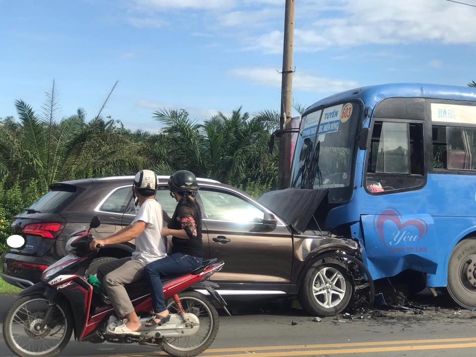H&igrave;nh ảnh tại hiện trường vụ tai nạn xe Audi Q5 đối đầu với xe bu&yacute;t