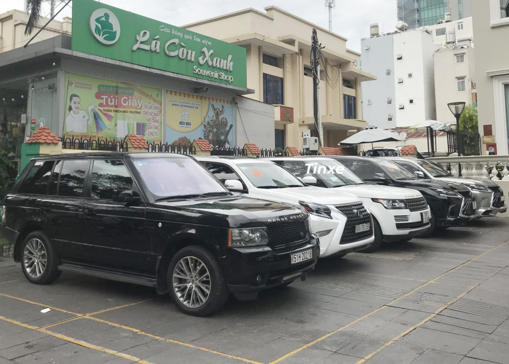 Từ tr&aacute;i sang, Range Rover Autobiography thế hệ thứ 3, Lexus GX460, Range Rover Autobiography...