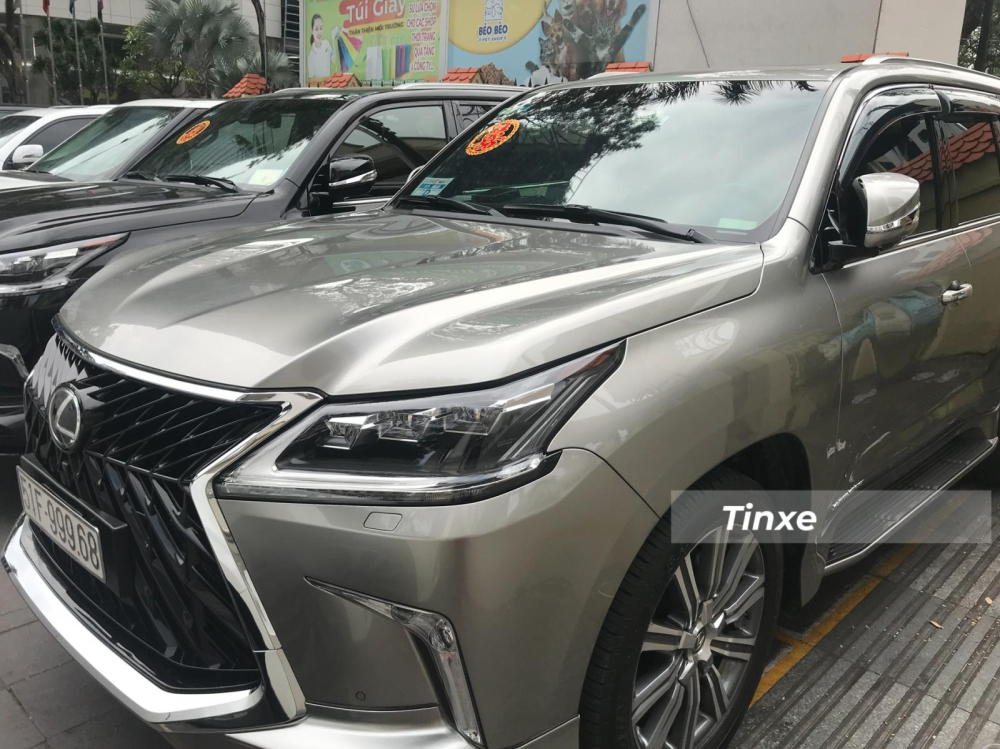 V&agrave; chiếc Lexus LX570 Super Sport c&ograve;n lại mang m&agrave;u bạc