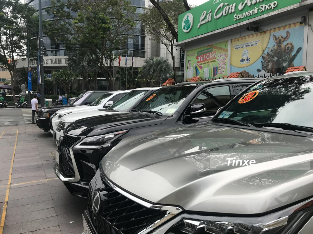 Kh&ocirc;ng chỉ c&oacute; xe si&ecirc;u sang, Phan Th&agrave;nh đi hỏi vợ c&ograve;n huy động d&agrave;n xe SUV chục tỷ đồng ấn tượng