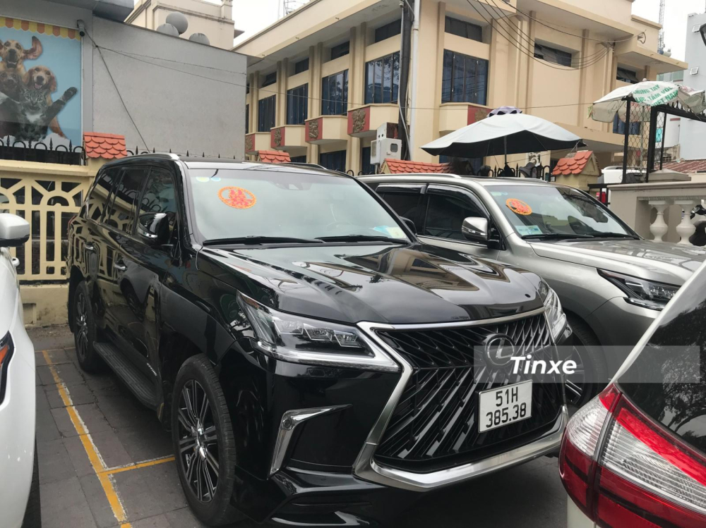 1 trong 2 chiếc Lexus LX570 Super Sport c&oacute; mặt tại lễ ăn hỏi của Phan Th&agrave;nh c&oacute; m&agrave;u đen, chiếc c&ograve;n lại mang m&agrave;u bạc