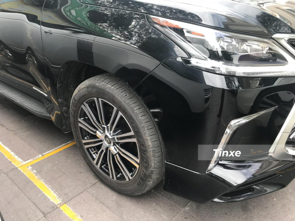 Xe sở hữu bộ m&acirc;m đa chấu k&eacute;p 2 m&agrave;u tương phản