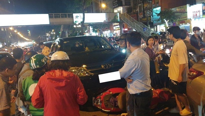 Người dân tràn xuống đường đứng xem vụ tai nạn
