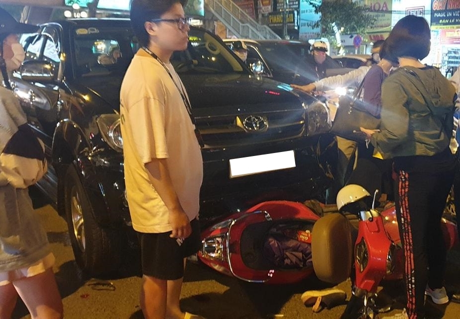 Hiện trường xe Toyota Fortuner tông hàng loạt phương tiện trên đường phố Hà Nội vào tối qua