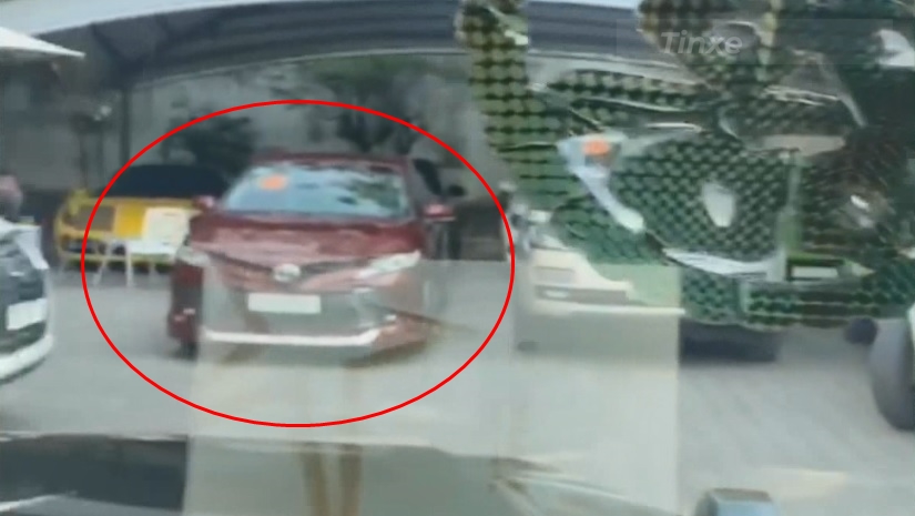 Toyota Camry d&aacute;n chữ Hỷ, đỗ trong garage nh&agrave; Phan Th&agrave;nh v&agrave; kế b&ecirc;n l&agrave; Range Rover Autobiography cũng như Lexus GX460 m&agrave;u trắng. Xe m&agrave;u v&agrave;ng nổi bần bật l&agrave; Ferrari 488 GTB