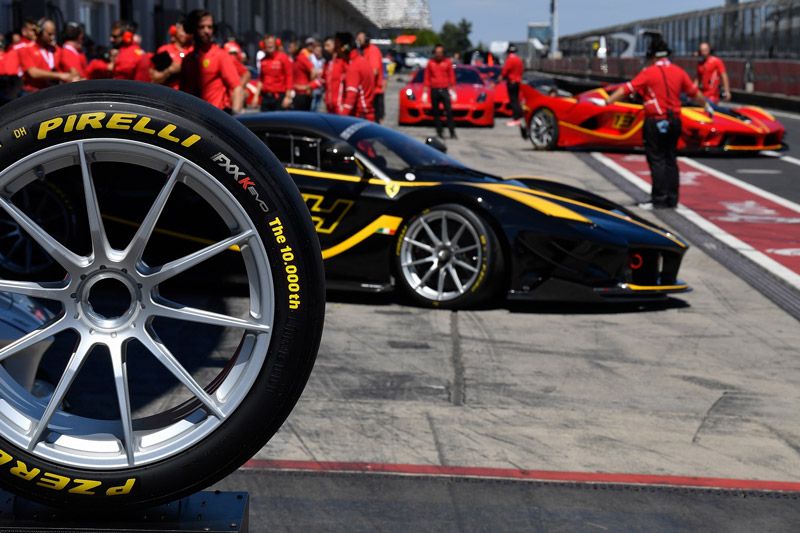 Lốp Pirelli được xem là biểu tượng cho giải đua xe F1. Lốp Pirelli được xem là biểu tượng cho giải đua xe F1.
