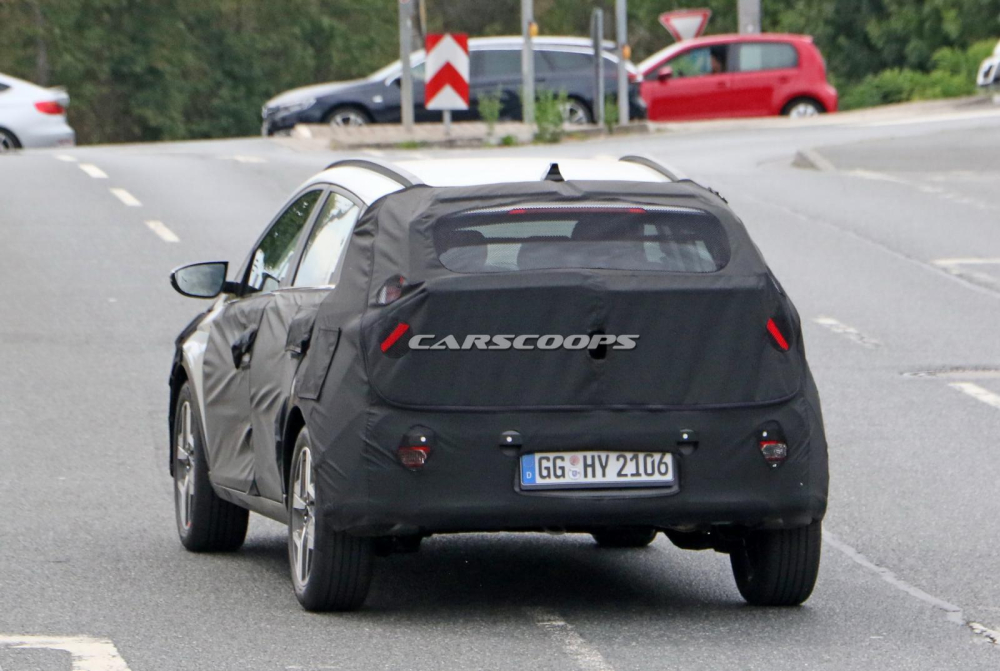 Hyundai Bayon nh&igrave;n từ ph&iacute;a sau