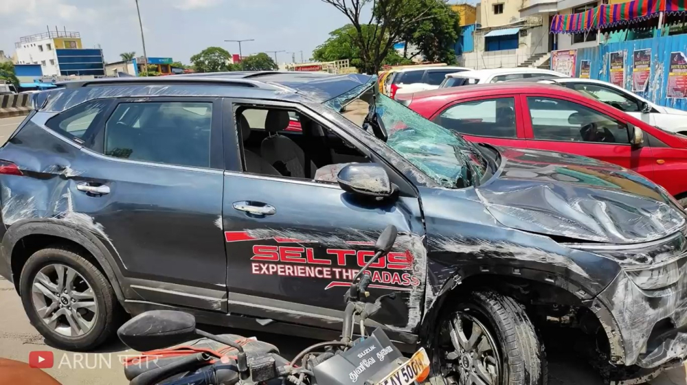 Chiếc Kia Seltos bị biến dạng nặng sau vụ tai nạn