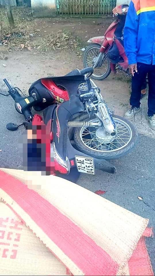 Chiếc xe m&aacute;y của 2 nữ sinh nằm đổ s&aacute;t lề đường