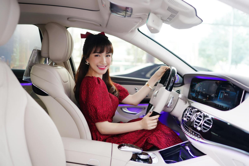 Hòa Minzy rạng rỡ trong buổi nhận bàn giao xe Mercedes-Benz S450L Luxury