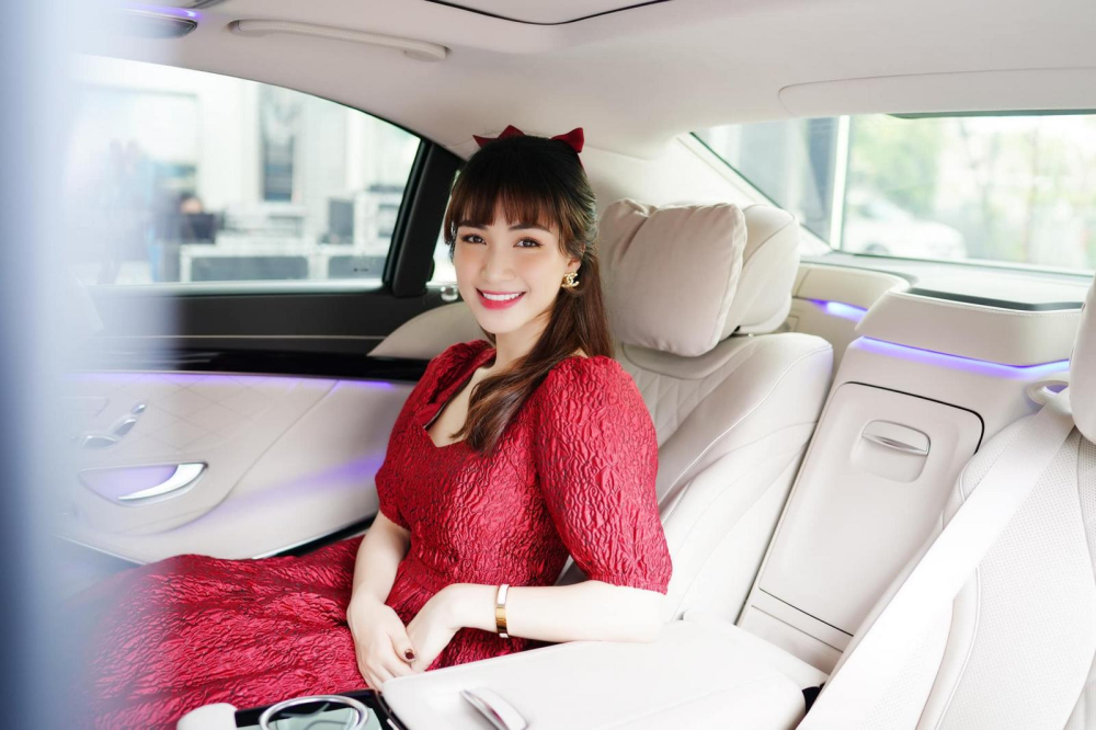 Trước đó Hòa Minzy có chia sẻ ban đầu muốn mua Mercedes-Benz E-Class nhưng khi đi xem xe lại mê dòng sedan hạng sang Mercedes-Benz S450L Luxury