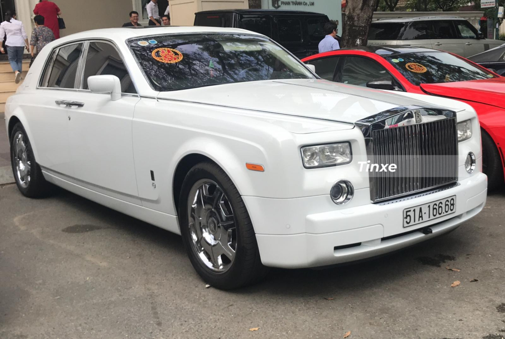 Ngoài màu trắng, chiếc Rolls-Royce Phantom còn có nhiều chi tiết mạ crôm sáng bóng