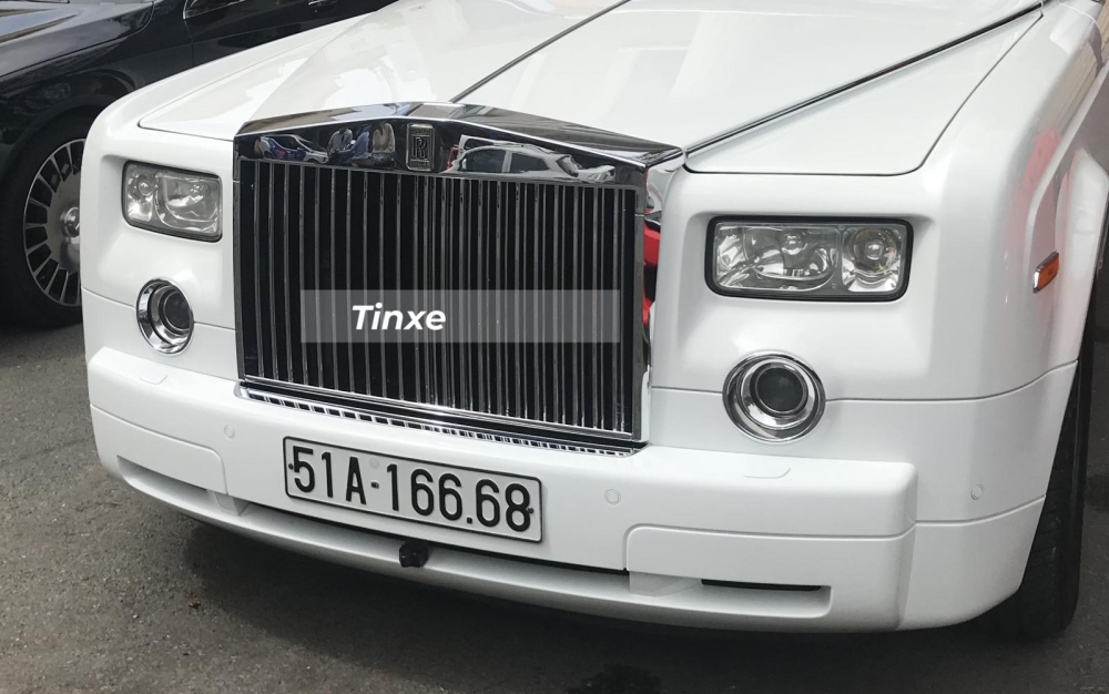 Chiếc xe siêu sang Rolls-Royce Phantom này mang biển tam hoa 6, ngoài ra còn có con số 68 hay còn gọi là lộc phát ở cuối