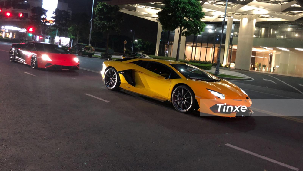 Siêu xe Lamborghini Aventador SVJ và phía sau là Lamborghini Gallardo LP560-4 độ body kit giới hạn Squadra Corse