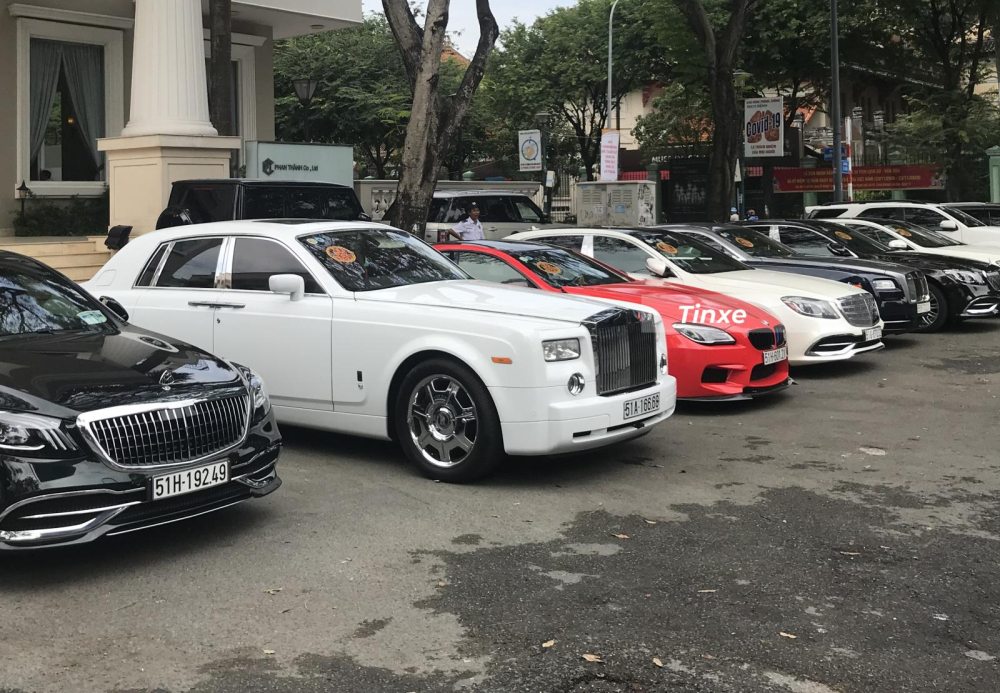 Chiếc xe siêu sang Rolls-Royce Phantom đã hơn 15 tuổi vẫn là biểu tượng của sự đẳng cấp khi đỗ cùng những mẫu xe siêu sang trẻ tuổi khác tham gia vào buổi hỏi vợ cho Phan Thành