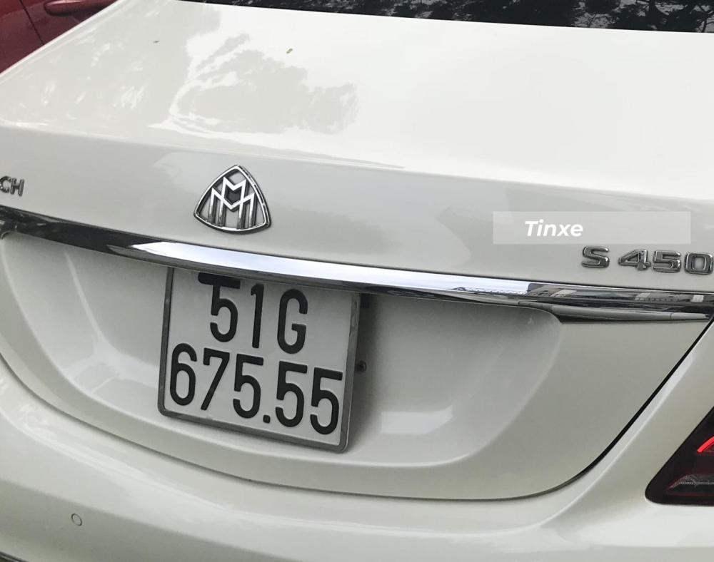 V&agrave; cả logo ph&iacute;a sau cũng được gắn logo 2 chữ M k&eacute;p lồng v&agrave;o nhau
