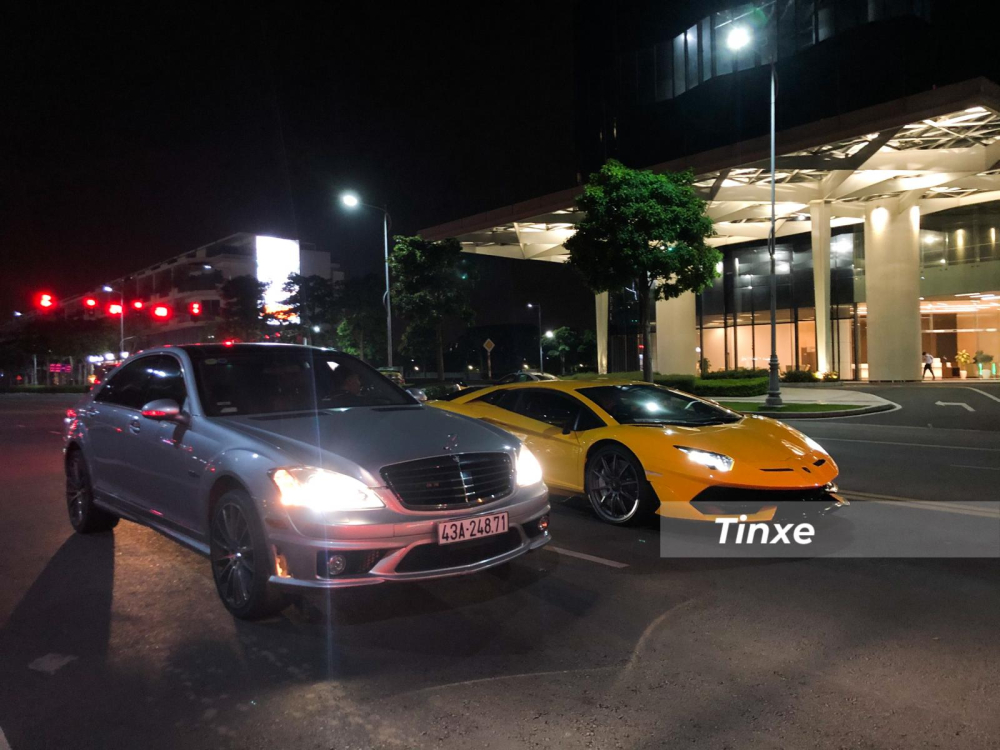 Một chiếc Mercedes-Benz S63 AMG đi cùng Lamborghini Aventador SVJ