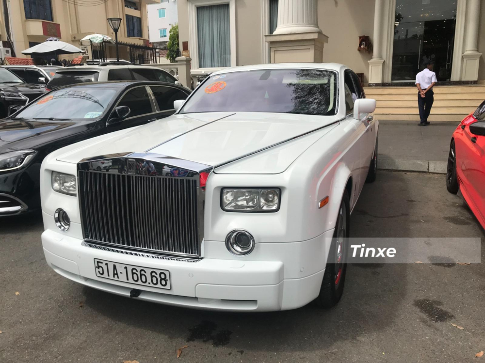 Chiếc xe siêu sang Rolls-Royce Phantom này được đồn đoán chỉ phục vụ bố và mẹ của Phan Thành