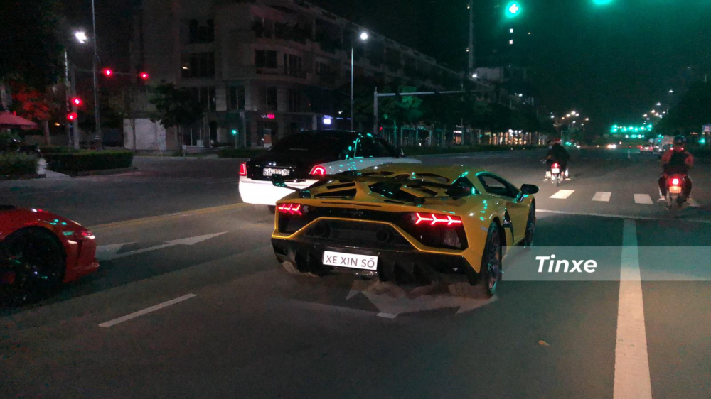 Ngoài ra còn có chiếc Rolls-Royce Ghost 2 tông màu đi cùng với cặp siêu xe Lamborghini này
