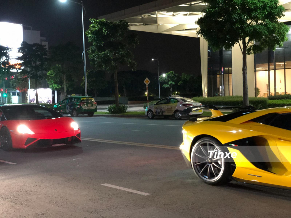 Trong khi chiếc Lamborghini Aventador SVJ mang màu vàng, siêu xe Lamborghini còn lại là Gallardo LP560-4 độ body kit giới hạn Squadra Corse có bộ áo 2 màu đỏ-đen
