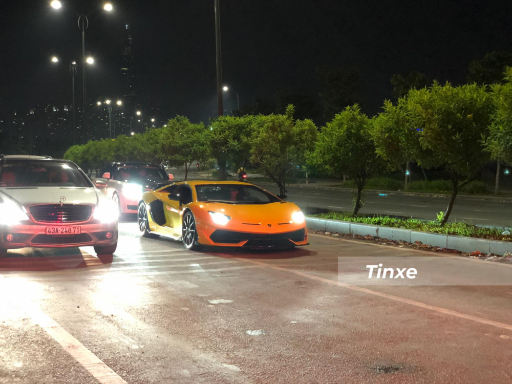 Đây là lần đầu tiên chiếc siêu xe Lamborghini Aventador SVJ dạo phố Sài thành