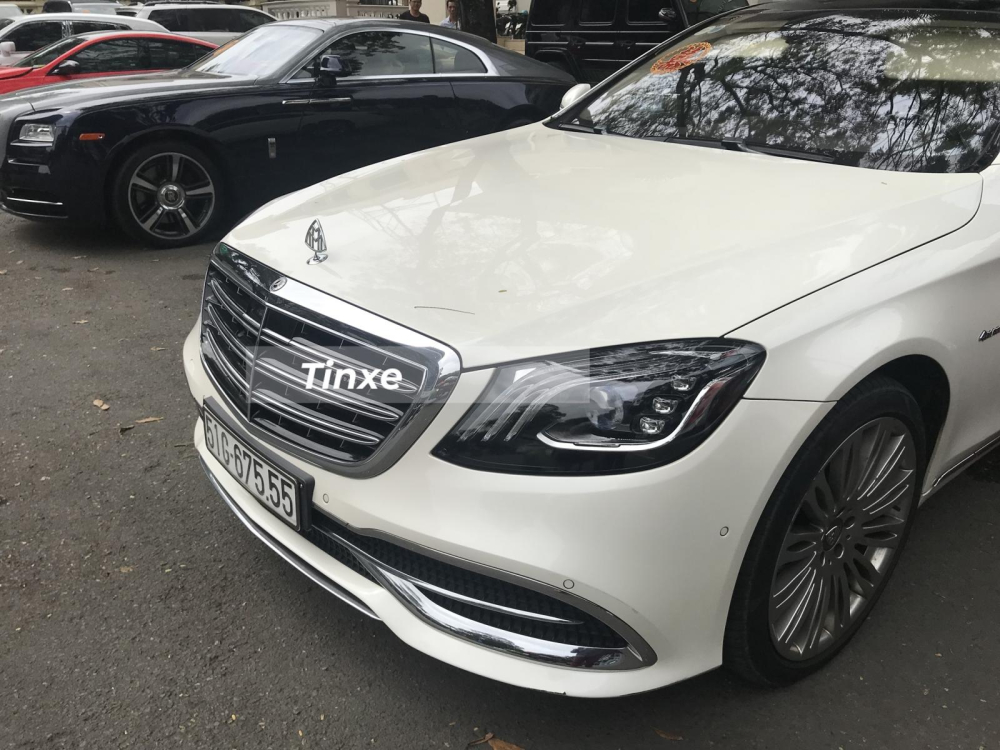 Ngo&agrave;i chiếc xe si&ecirc;u sang Mercedes-Maybach S450 4Matic, đ&ocirc;i khi Phan Th&agrave;nh c&ograve;n l&aacute;i Rolls-Royce Wraith