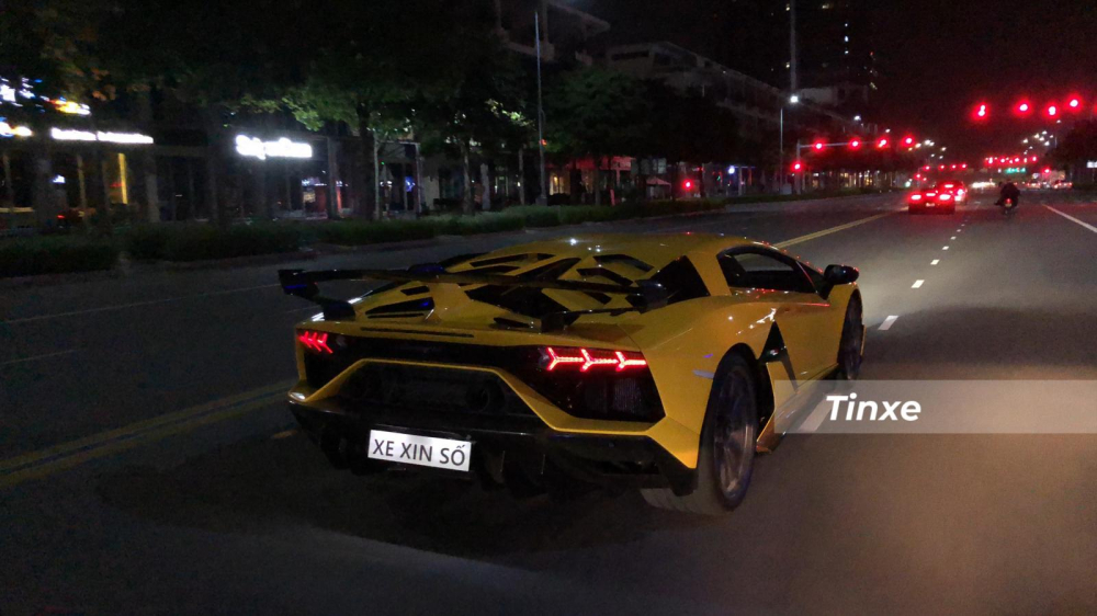 Lamborghini Aventador SVJ có tốc độ tối đa 350 km/h