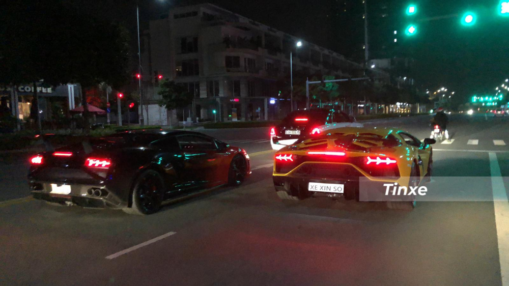 Hình ảnh này cho thấy Sài thành quả là đất lành cho siêu xe Lamborghini Aventador SVJ có bạn bè để chạy cùng