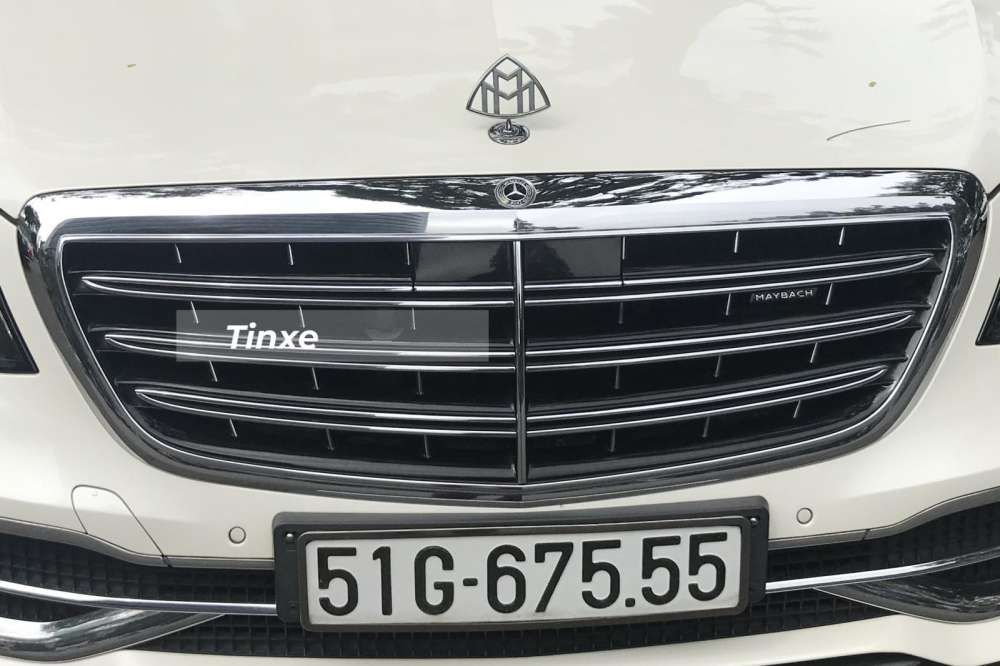 Logo ng&ocirc;i sao 3 c&aacute;nh trước đầu xe được Phan Th&agrave;nh bỏ v&agrave; thay bằng logo của h&atilde;ng Maybach đ&atilde; bị khai tử