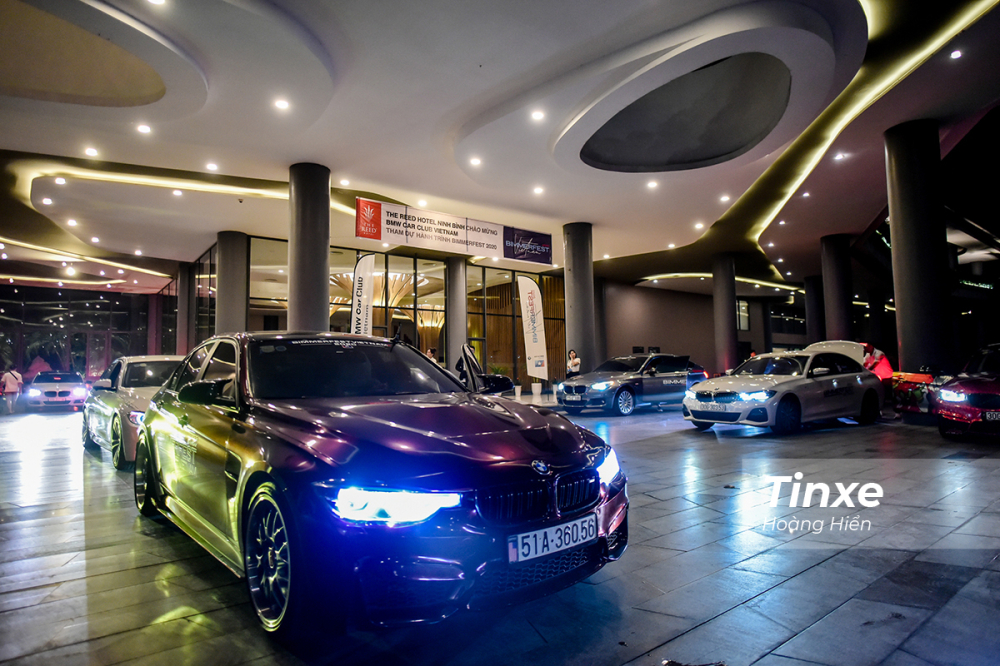 Tối ng&agrave;y 25/11/2020, h&agrave;ng loạt xe BMW đ&atilde; tập trung tại Ninh B&igrave;nh để nghỉ ngơi, chuẩn bị cho h&agrave;nh tr&igrave;nh v&agrave;o rạng s&aacute;ng ng&agrave;y 26/11/2020.