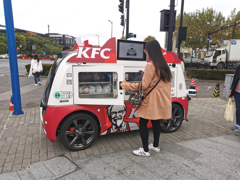 H&igrave;nh ảnh chiếc xe b&aacute;n h&agrave;ng KFC tự l&aacute;i dễ thương đ&atilde; thu h&uacute;t sự ch&uacute; &yacute; của cộng đồng mạng